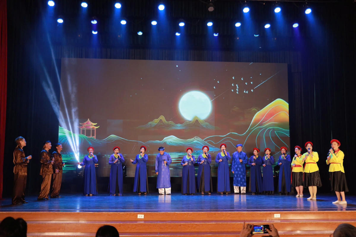 CLB Dân ca xứ Nghệ tại Hà Nội mang đến tiết mục “Tình người xứ Nghệ” đầy da diết, tái hiện vẻ đẹp chân chất và nghĩa tình của con người miền Trung qua những câu Ví, Giặm thân thương.
