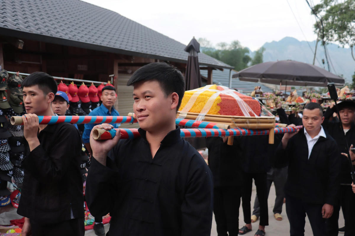 Thanh niên đồng bào dân tộc tham gia nghi lễ truyền thống trong khuôn khổ Chợ tình Khâu Vai.