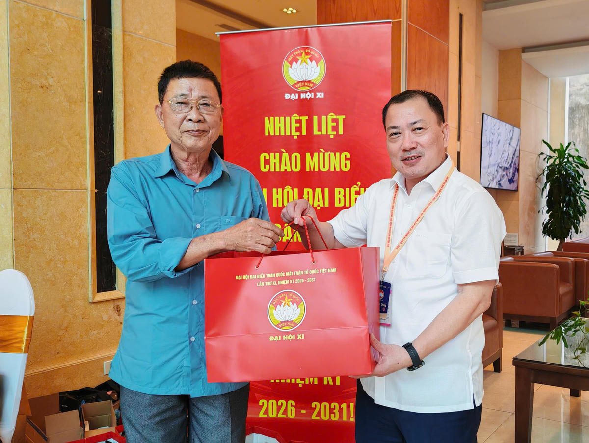 Ban Tổ chức trao quà Đại hội tới ông Đặng Văn Sinh