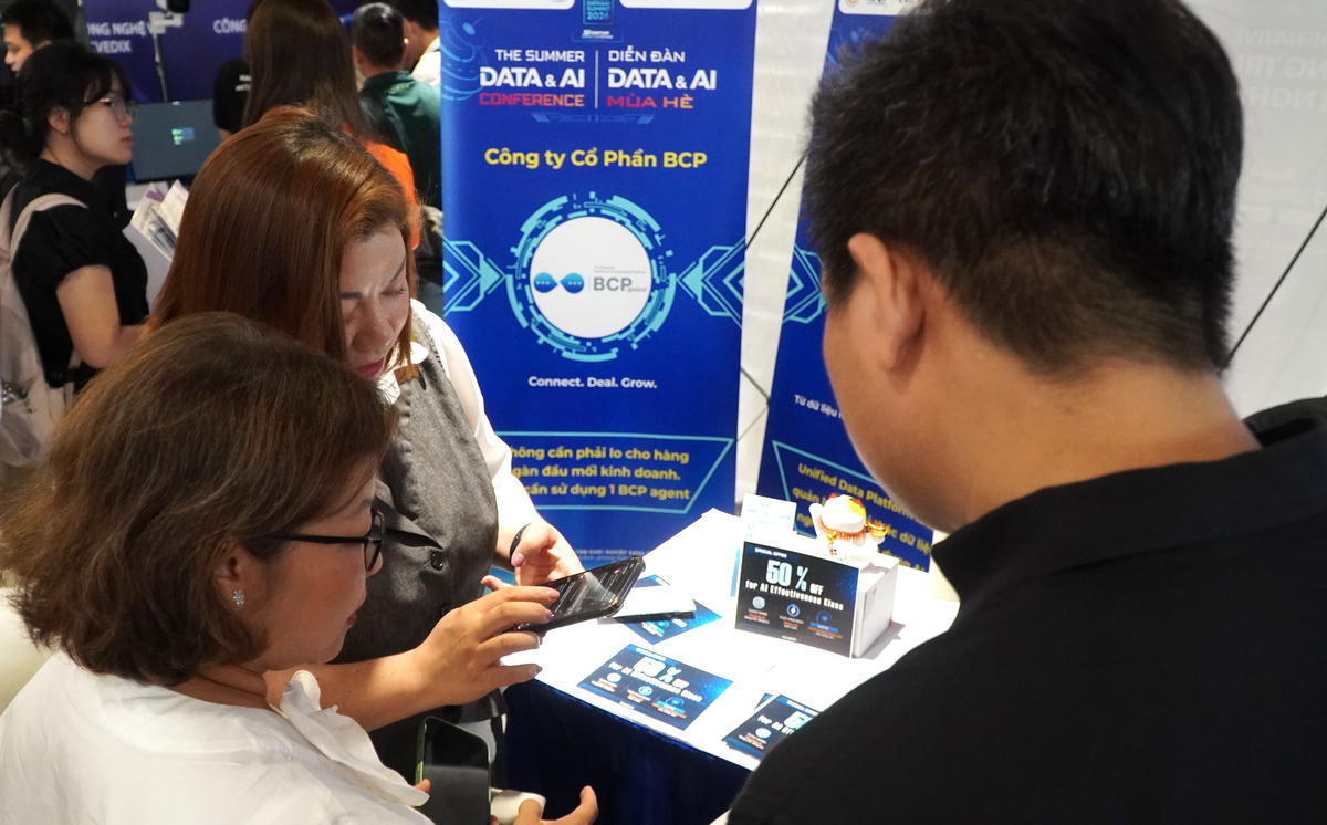 Đại biểu tìm hiểu về kinh tế số và dữ liệu AI tại Diễn đàn Data & AI mùa hè năm 2026 tại TPHCM. Ảnh: Hồng Phúc.