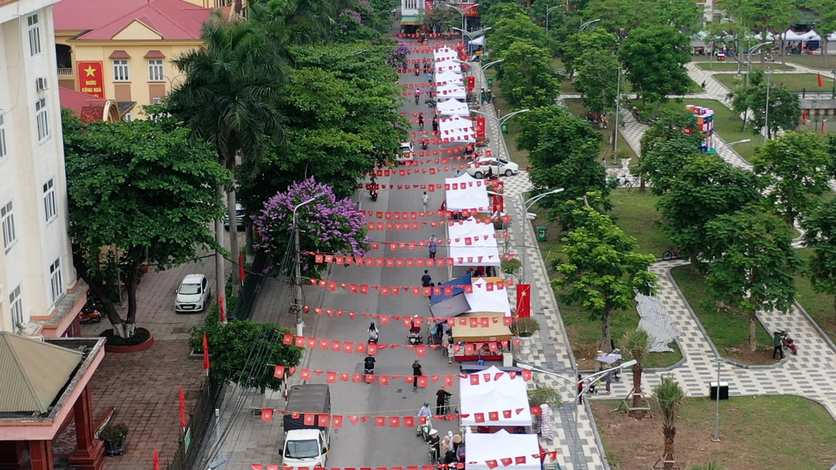 Các gian hàng tiêu chuẩn, giới thiệu sản phẩm OCOP, ẩm thực vùng miền. Ảnh: PT.
