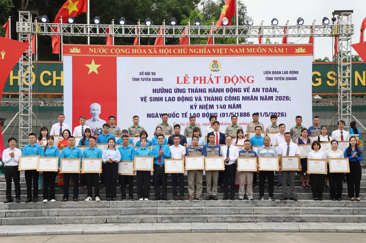 Ban Tổ chức tặng Bằng khen cho công nhân lao động có sáng kiến, cải tiến kỹ thuật.