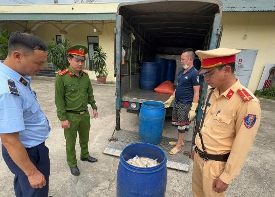 Lực lượng chức năng tỉnh Hưng Yên thu giữ tang vật và tiến hành tiêu hủy theo quy định.