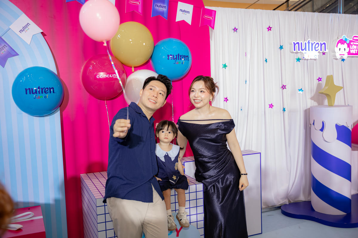 Gia đình KOL Trinh Phạm chụp hình cùng photobooth tại sự kiện