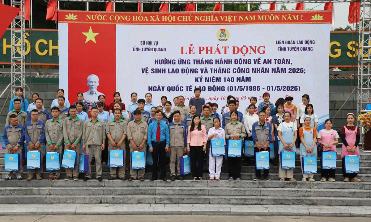 Ban Tổ chức tặng quà cho công nhân bị tai nạn lao động, bệnh nghề nghiệp, hoàn cảnh khó khăn.