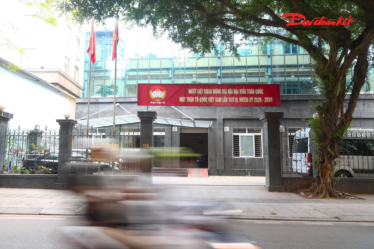 Pano, khẩu hiệu rực rỡ trước trụ sở Trung ương Hội Nông dân Việt Nam tại số 109 phố Quán Thánh.