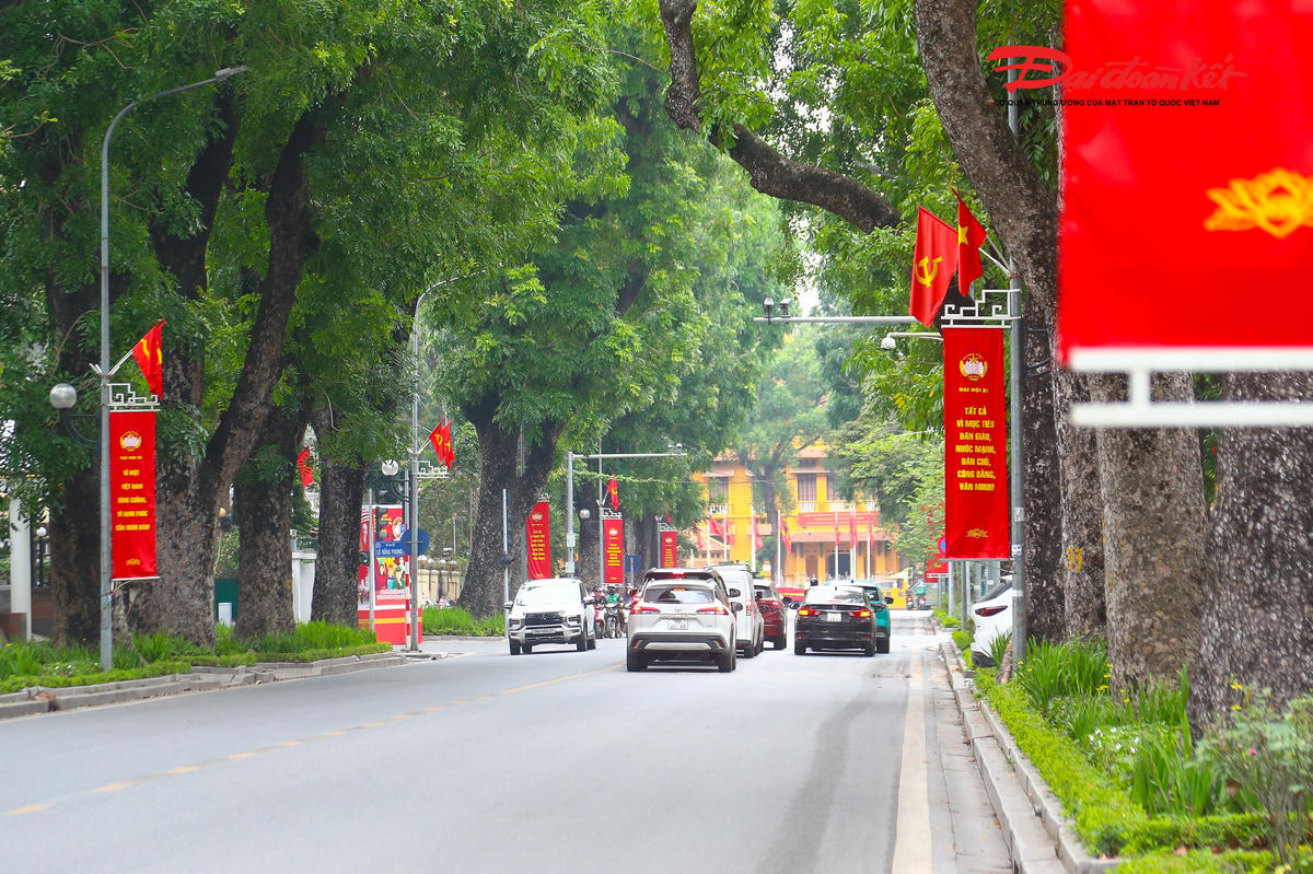 Tại khu vực phố Tràng Thi, Quán Thánh, Bà Triệu, Hàng Chuối…, nhiều pano cỡ lớn với hình ảnh, thông điệp chào mừng Đại hội MTTQ Việt Nam lần thứ XI được lắp đặt trang trọng trước trụ sở các cơ quan Trung ương. Không khí chuẩn bị khẩn trương nhưng phấn khởi góp phần tạo điểm nhấn sinh động cho đô thị, đồng thời lan tỏa tinh thần đoàn kết, niềm tin và kỳ vọng vào thành công của Đại hội.
