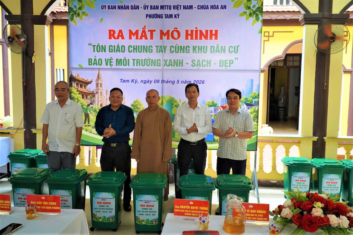 Lãnh đạo Mặt trận phường Tam Kỳ và đại diện chùa Hòa An, tổ dân phố số 6 tặng thùng rác cho các hộ dân. Ảnh: TT.