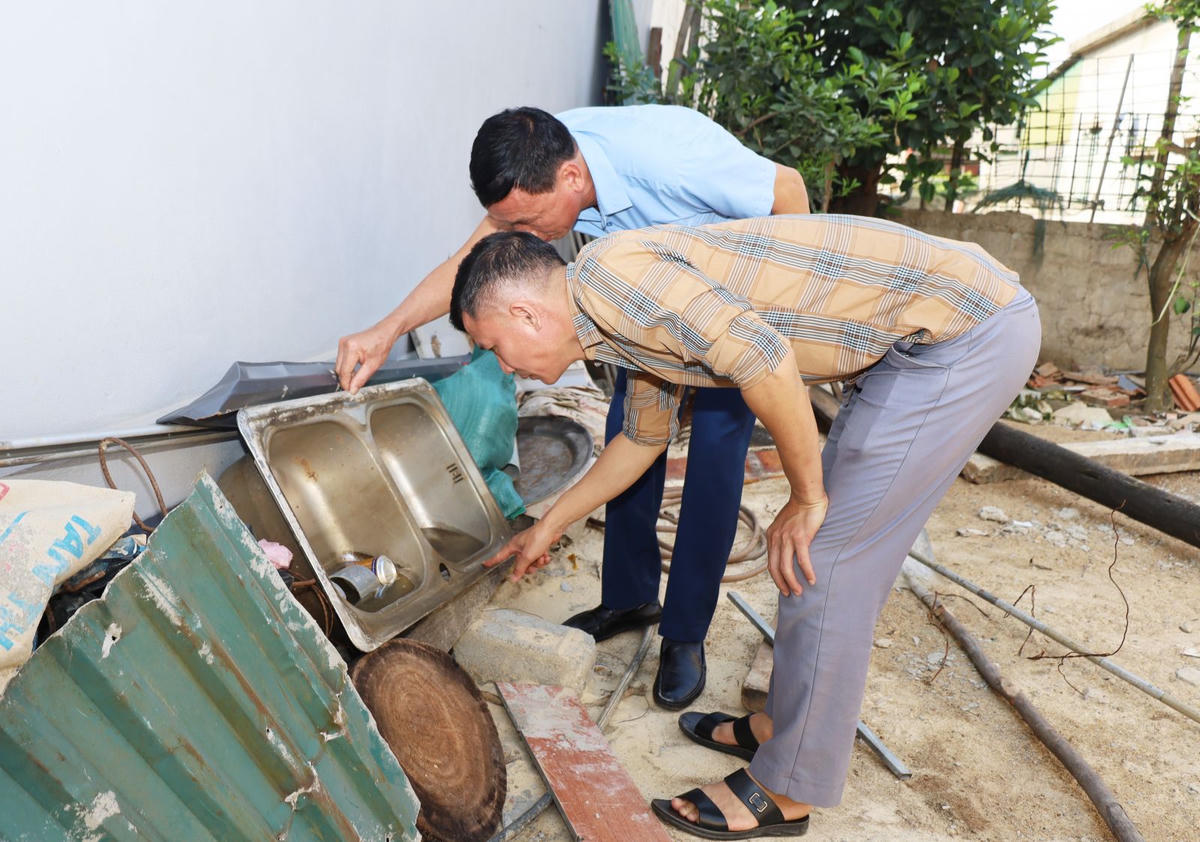Ngành y tế Hà Tĩnh khuyến cáo người dân cần tăng cường dọn dẹp vệ sinh môi trường xung quanh. Ảnh: NT.