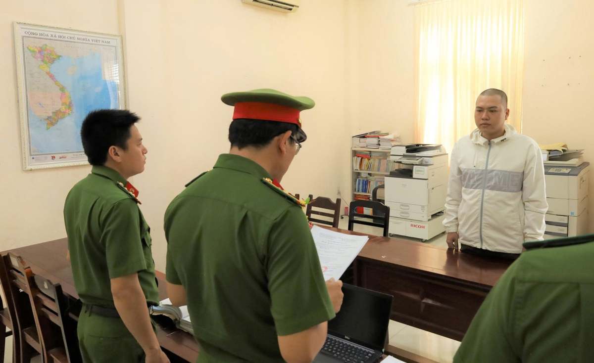 Cơ quan Cảnh sát điều tra Công an TP Cần Thơ tống đạt quyết định khởi tố và thực hiện lệnh bắt tạm giam đối với Nguyễn Trung Tín.