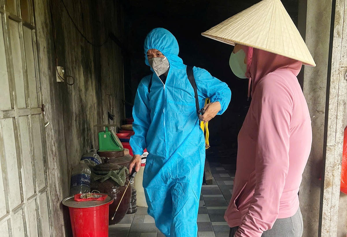 Lực lượng chức năng phun hóa chất diệt muỗi. Ảnh: NT.