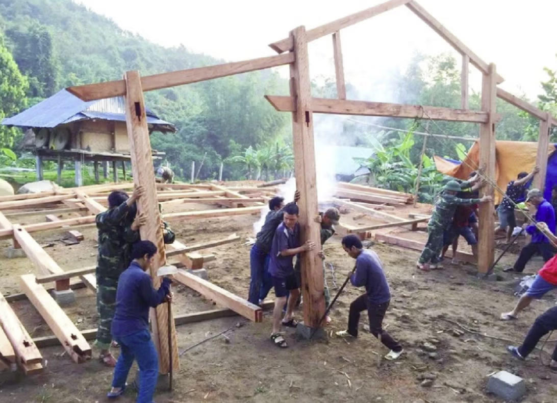 Sự đồng lòng, chung sức của người dân đã góp phần đẩy nhanh tiến độ xóa nhà tạm, nhà dột nát cho người nghèo. Ảnh: V. Hoa.