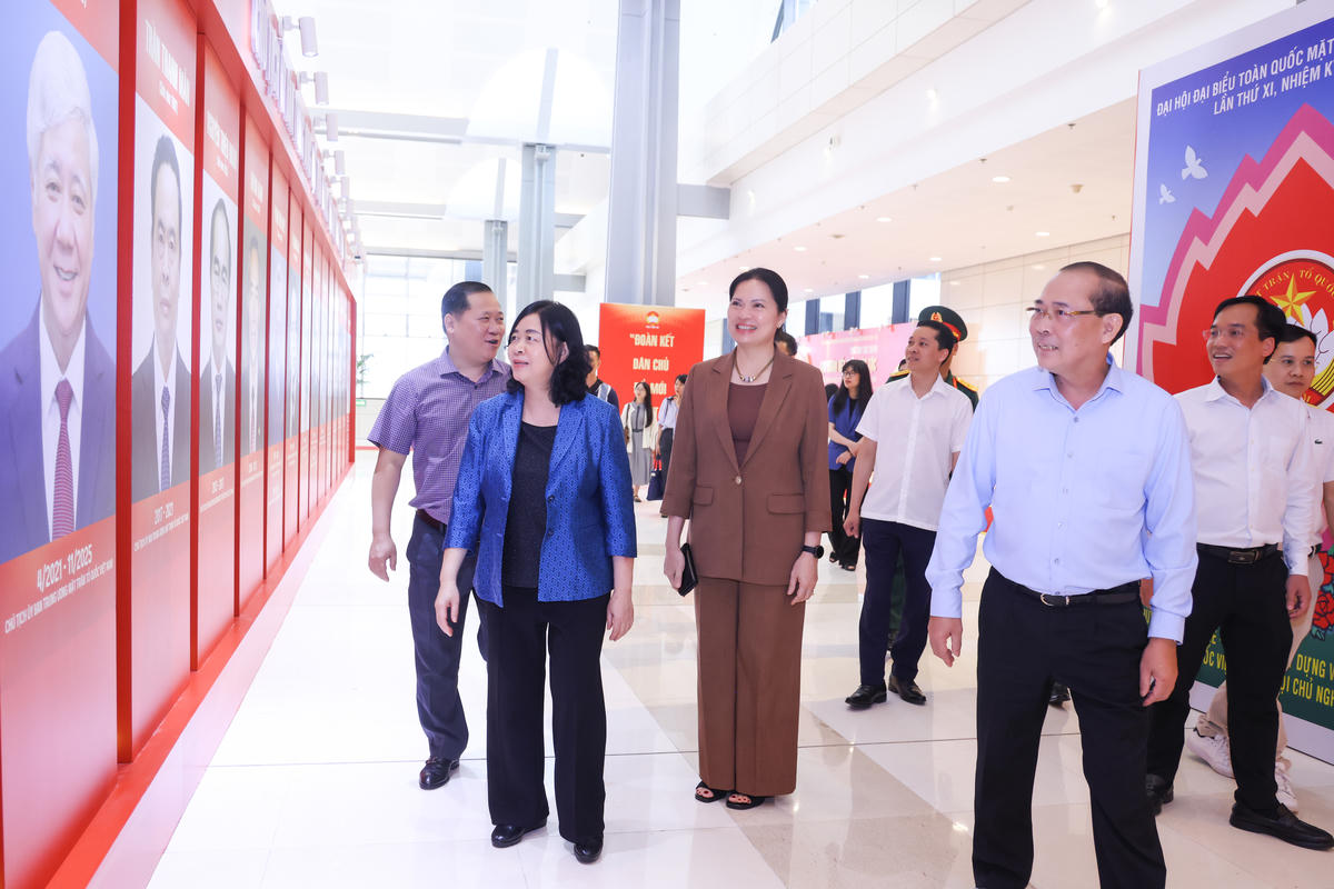 Chủ tịch Bùi Thị Minh Hoài cùng các Phó Chủ tịch thăm không gian trưng bày tại Đại hội. Ảnh: Quang Vinh.