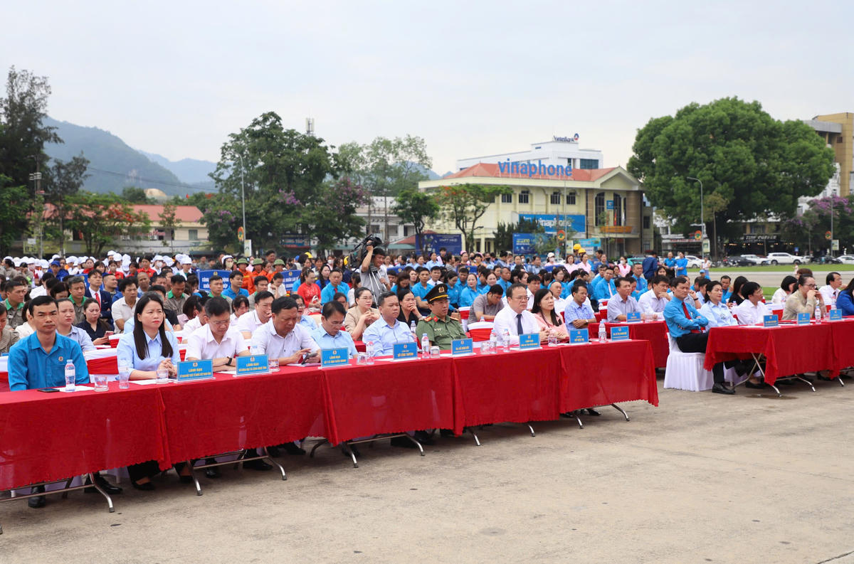 Các đại biểu và đông đảo đoàn viên, người lao động dự Lễ phát động.