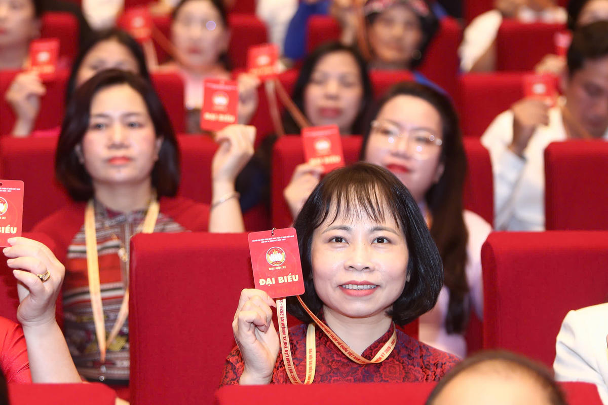 Đại biểu tiến hành biểu quyết tại Đại hội.