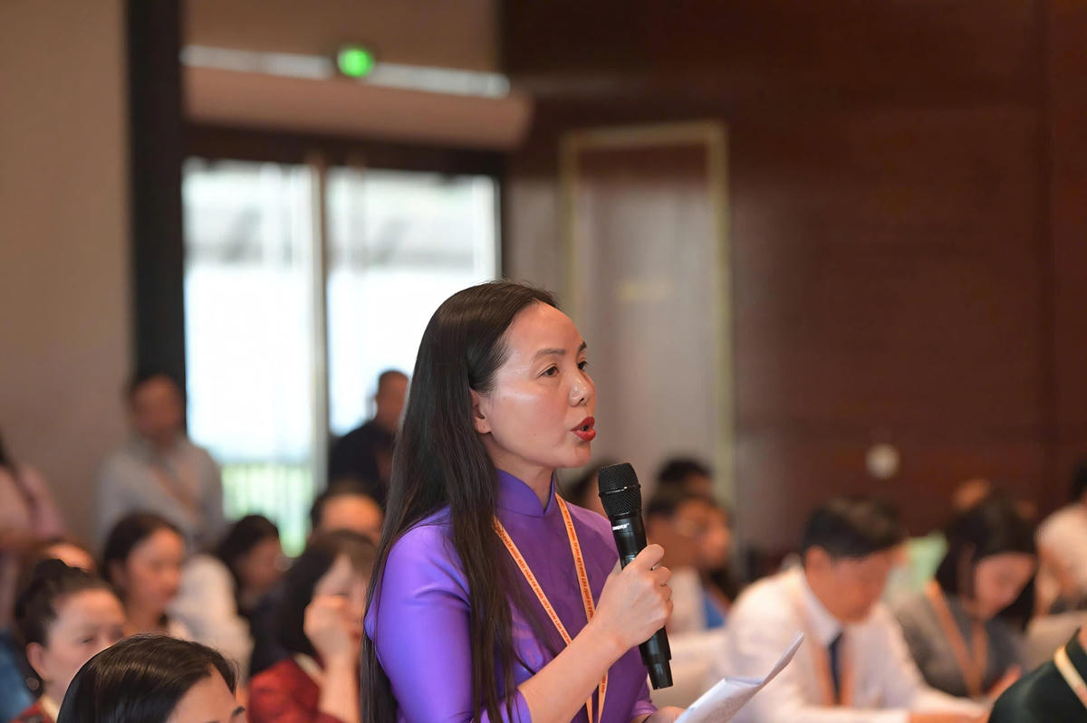 Bà Ngô Thị Kim Hoàn, Ủy viên Ban Thường vụ Tỉnh ủy, Phó Chủ tịch Thường trực Ủy ban MTTQ Việt Nam tỉnh Hưng Yên phát biểu thảo luận. Ảnh: Phạm Sỹ