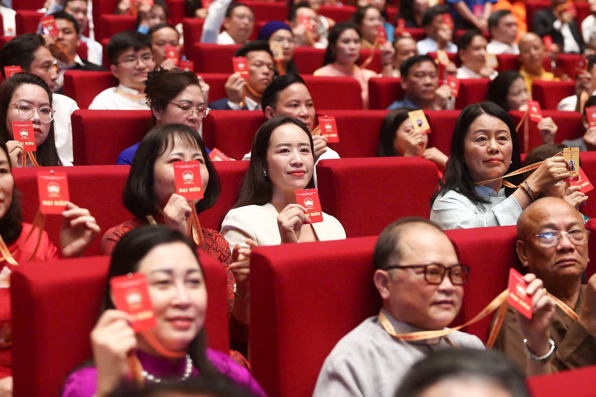 Đại biểu tiến hành biểu quyết tại Đại hội.