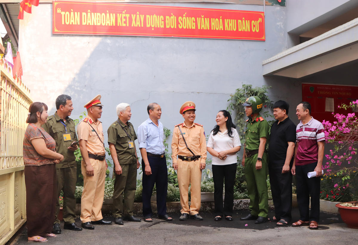 Các lực lượng chức năng tăng cường công tác phối hợp trong tuyên truyền bảo đảm Trật tự an toàn giao thông ngay từ các tổ, bản, khu dân cư.