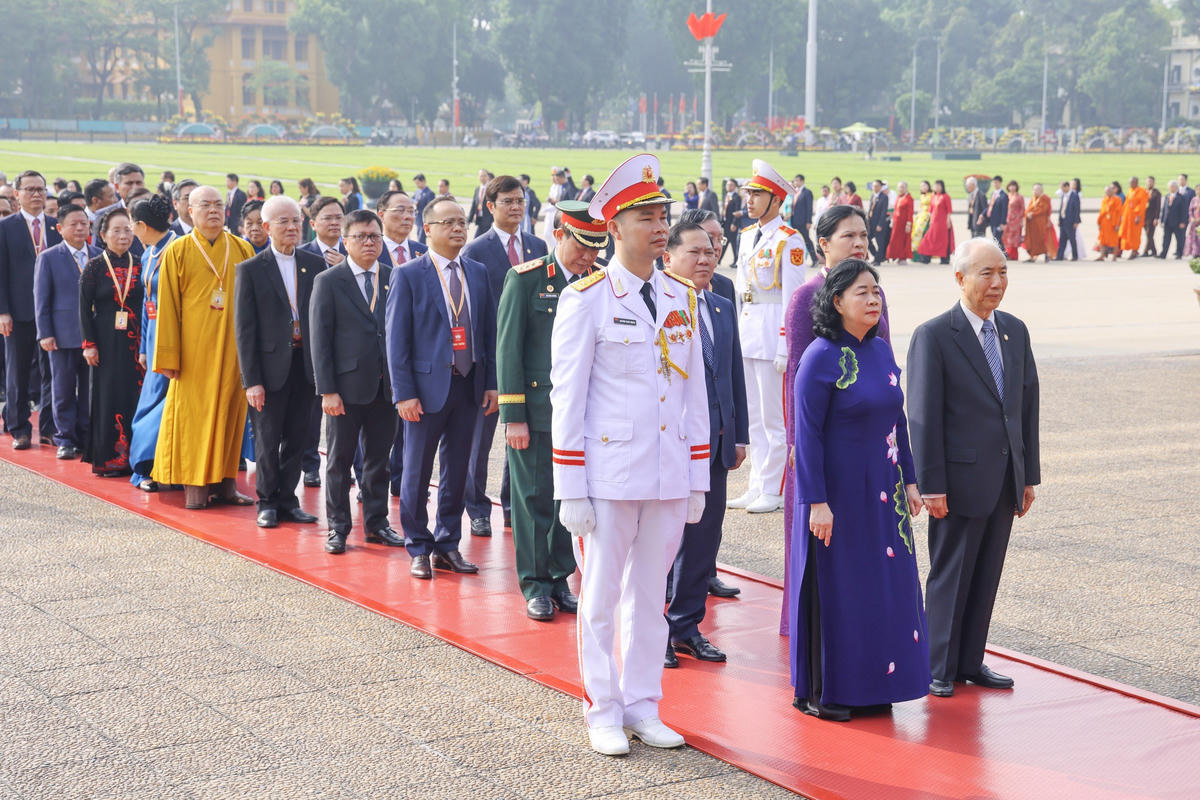 Trong không khí trang nghiêm, thành kính, các đại biểu bày tỏ lòng biết ơn vô hạn công lao to lớn của Chủ tịch Hồ Chí Minh đối với sự nghiệp cách mạng vẻ vang của Đảng và dân tộc ta.