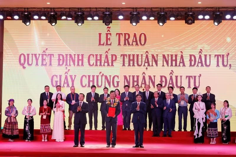 Phó Thủ tướng Chính phủ Nguyễn Văn Thắng và các lãnh đạo tỉnh Điện Biên trao giấy chứng nhận đầu tư, chúc mừng các nhà đầu tư đã ký kết đầu tư. Ảnh: L.L