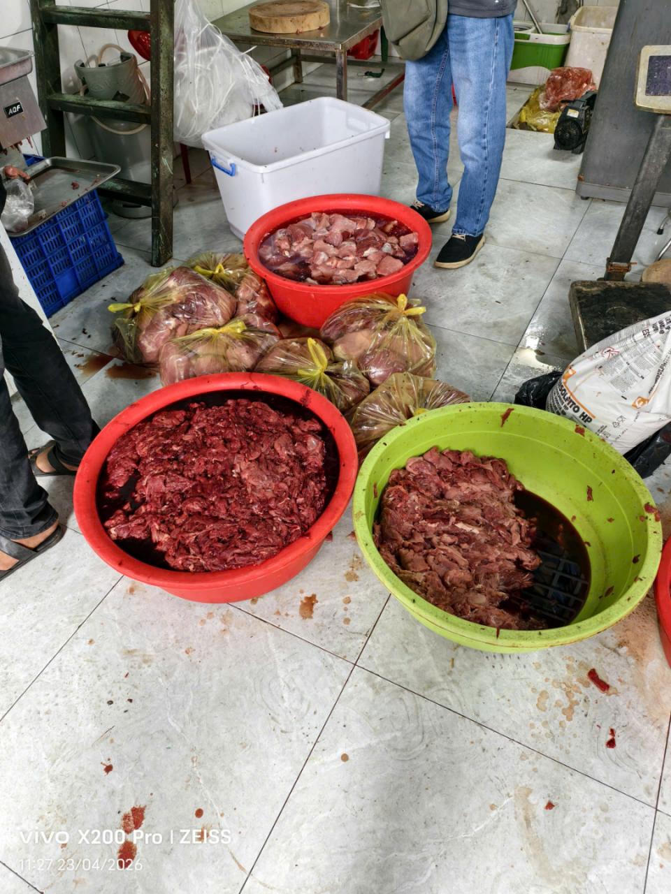 TP Hồ Chí Minh: Khởi tố hai đối tượng do bán thịt bò ngâm hóa chất độc hại ra thị trường