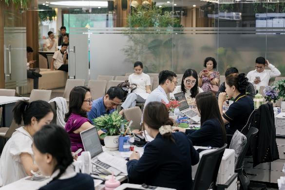 Các bàn thủ tục tại văn phòng bán hàng Vinhomes ở Hà Nội kín chỗ từ sớm vào sáng 11/5