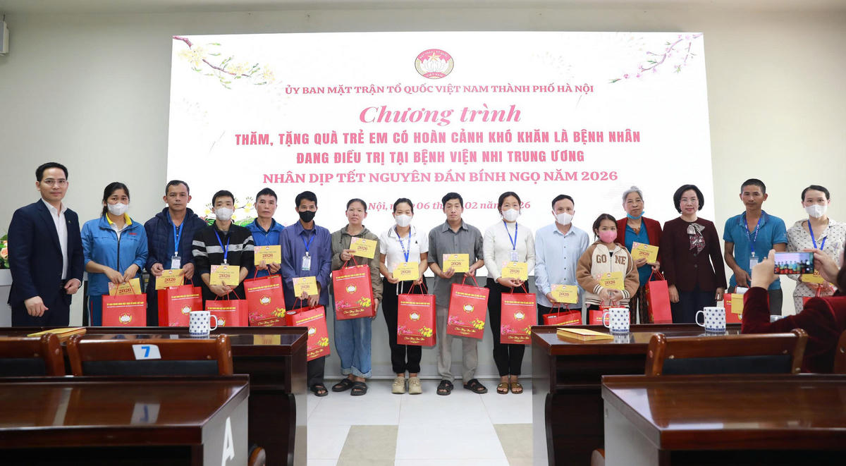 Chủ tịch Ủy ban MTTQ Việt Nam thành phố Hà Nội Bùi Huyền Mai thăm, tặng quà bệnh nhi có hoàn cảnh khó khăn đang điều trị tại Bệnh viện Nhi Trung ương. Ảnh: PV