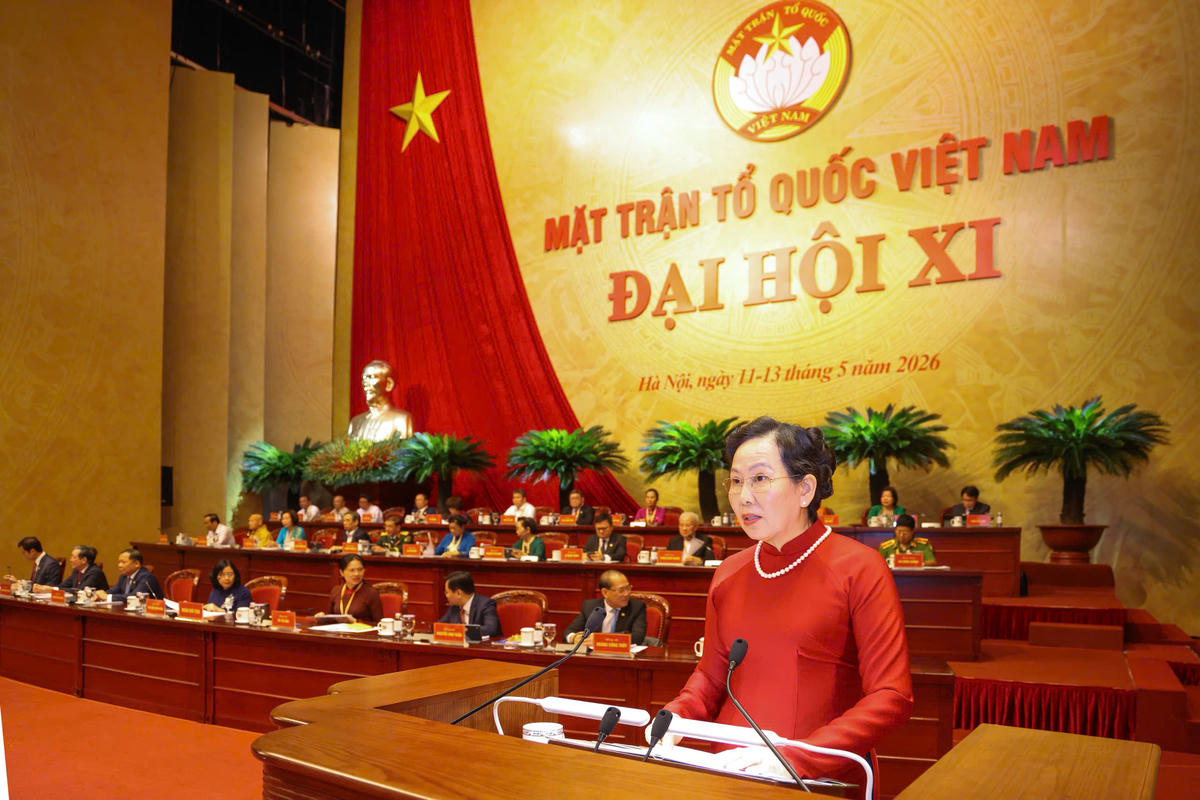 Phó Chủ tịch UBTƯ MTTQ Việt Nam Lê Thị Thủy, Chủ tịch Hội LHPN Việt Nam báo cáo tình hình đại biểu tham dự Đại hội.