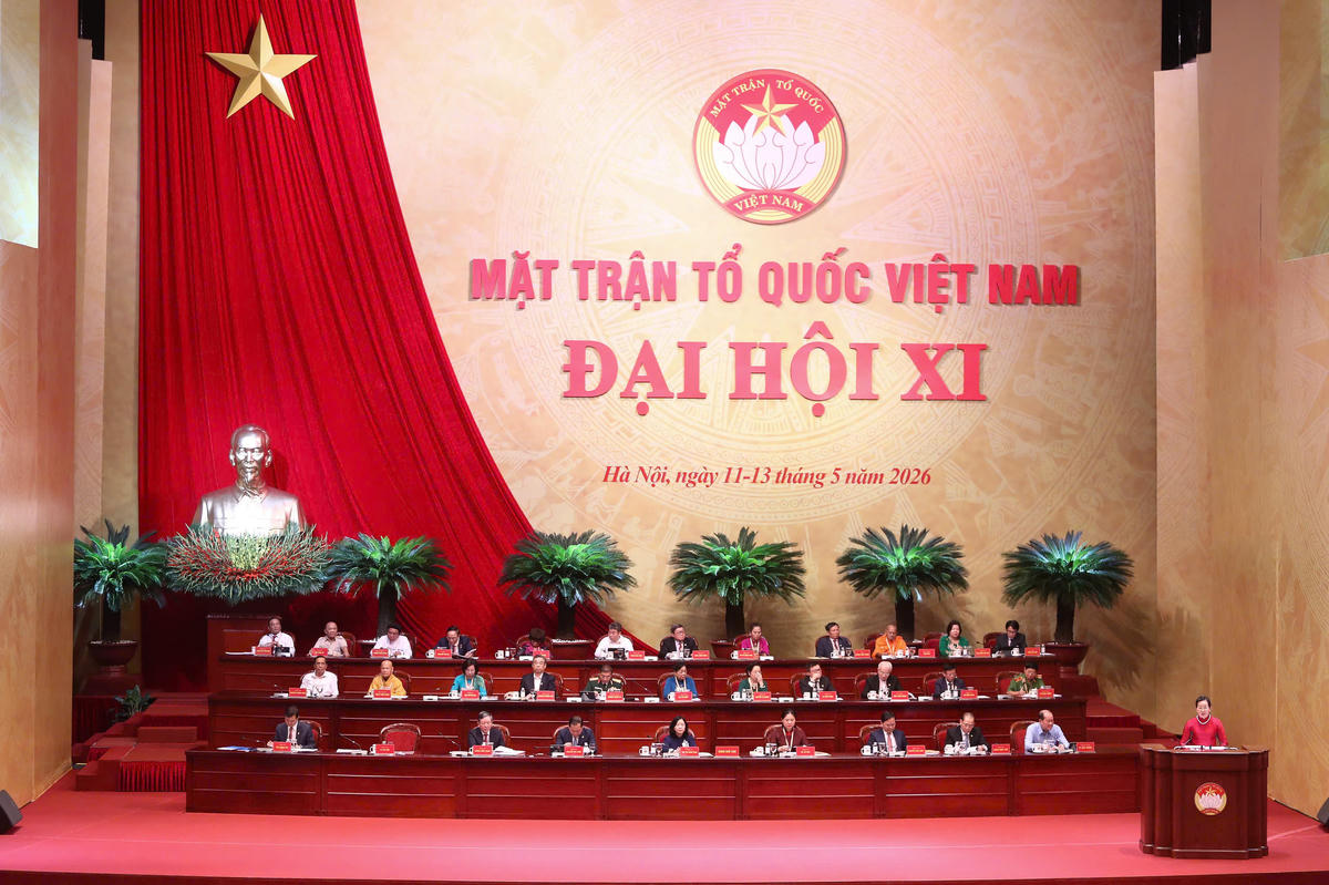 Đoàn Chủ tịch điều hành phiên làm việc đầu tiên.