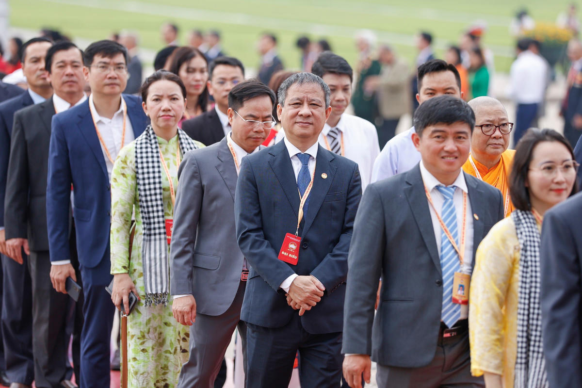 Các đại biểu vào Lăng viếng Chủ tịch Hồ Chí Minh.