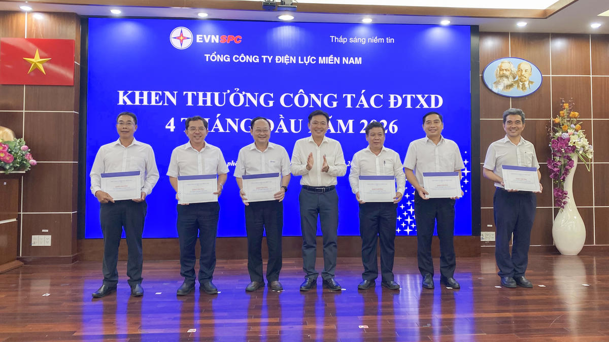 Phó Tổng giám đốc EVNSPC Đào Hòa Bình trao khen thưởng các đơn vị phụ trợ có thành tích trong công tác đầu tư xây dựng 4 tháng đầu năm 2026 (ảnh: Đức Tuân).