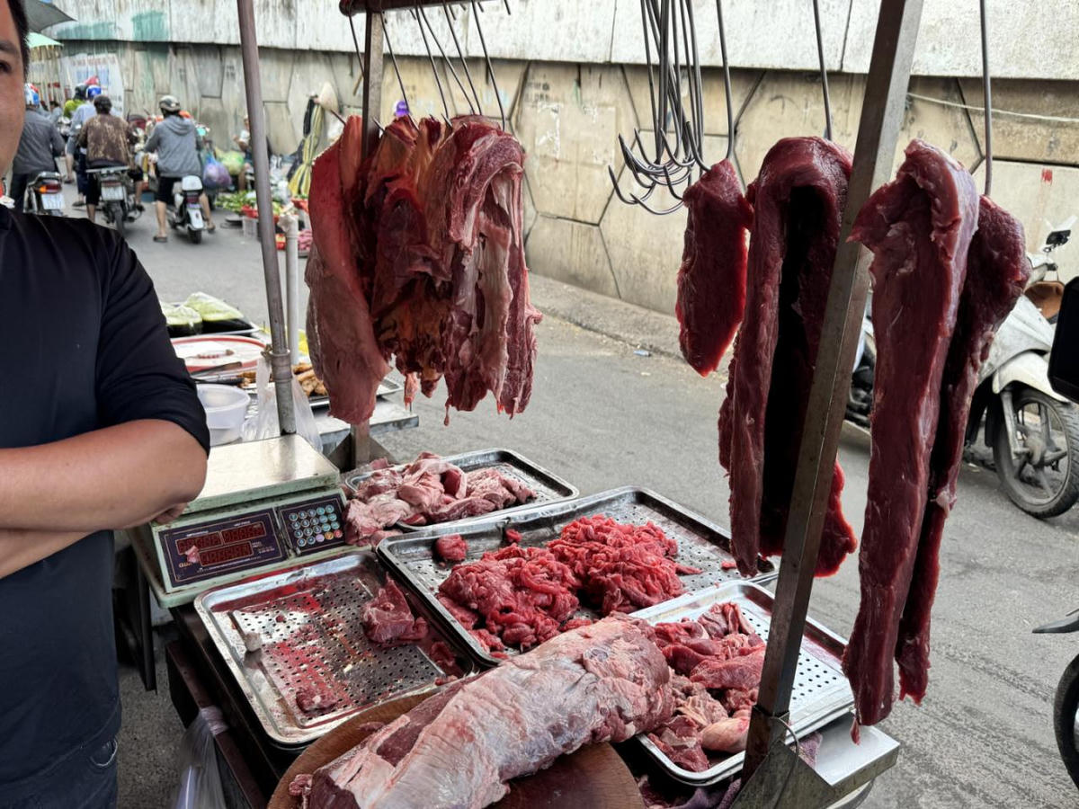 TP Hồ Chí Minh: Khởi tố hai đối tượng do bán thịt bò ngâm hóa chất độc hại ra thị trường