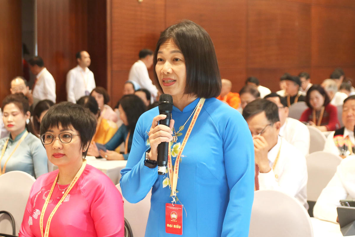 Bà Đỗ Thị Hiền - Phó Chủ tịch Ủy ban MTTQ Việt Nam tỉnh Thái Nguyên, Chủ tịch Liên đoàn Lao động tỉnh Thái Nguyên phát biểu tại phiên thảo luận. Ảnh: Tiến Đạt.