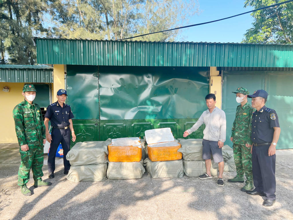 Lực lượng chức năng bắt giữ khoảng 850kg nầm lợn đông lạnh không rõ nguồn gốc.