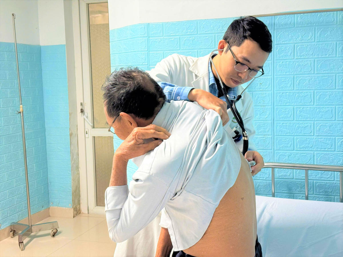 Bác sĩ Bệnh viện Ung bướu Đà Nẵng đang thăm khám cho bệnh nhân Nguyễn V.B. Ảnh: Nguyễn Tín.