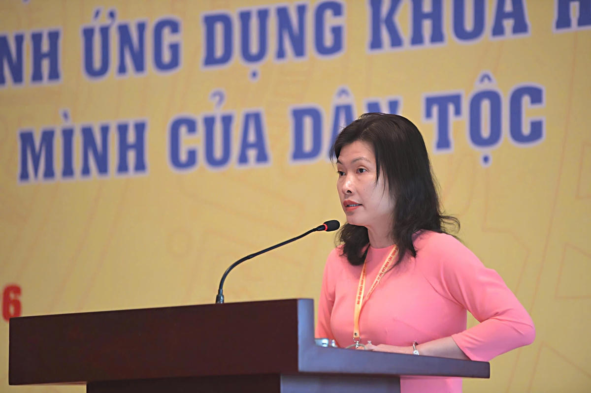 Bà Lê Thị Kim Chi, Phó chủ tịch Thường trực Liên đoàn Lao động tỉnh Vĩnh Long&nbsp;phát biểu thảo luận. Ảnh: Phạm Sỹ