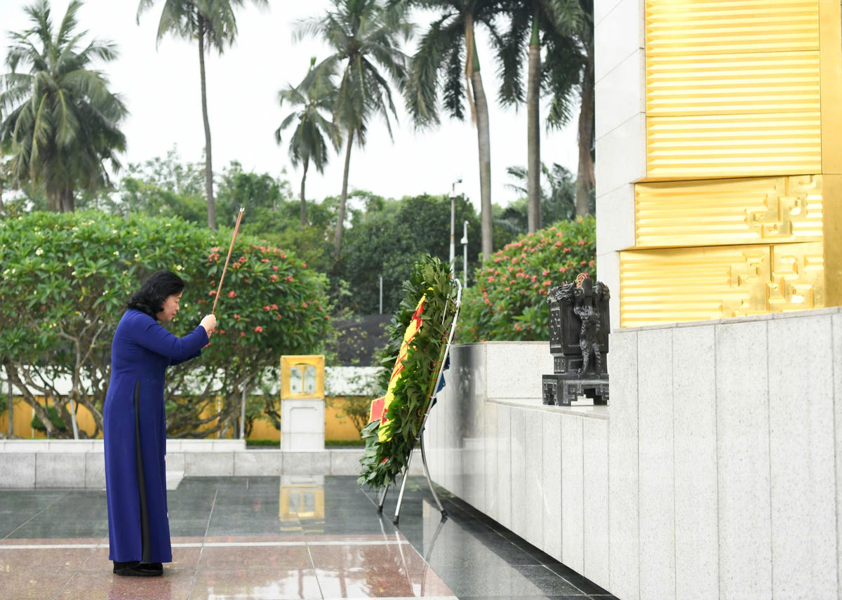 Chủ tịch Bùi Thị Minh Hoài&nbsp;dâng hương tưởng niệm các Anh hùng Liệt sỹ tại Đài tưởng niệm các Anh hùng liệt sỹ Bắc Sơn.