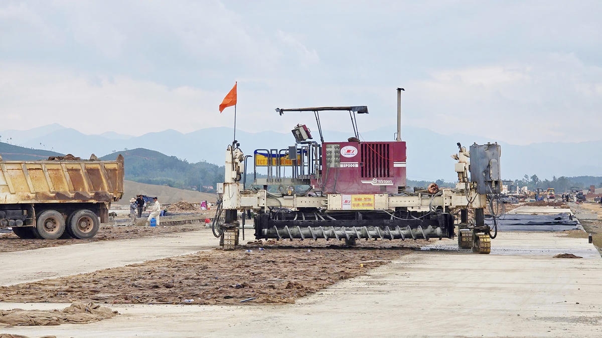 Đơn vị triển khai thi công rải bê tông vào ban đêm để đảm bảo chất lượng công trình. Ảnh: LK.
