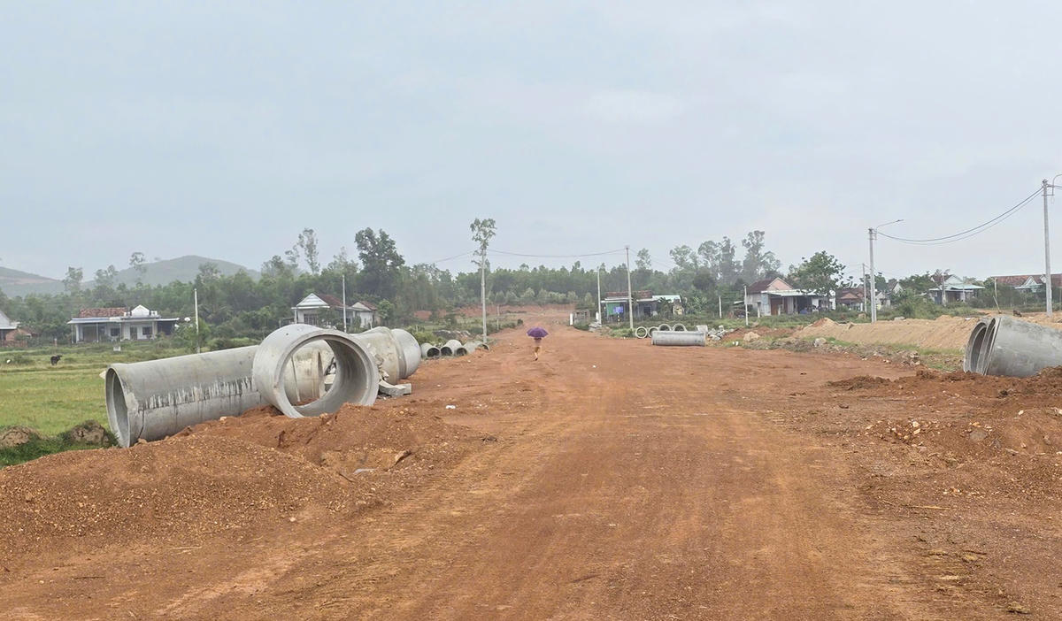 Ban Quản lý dự án các công trình giao thông và dân dụng tỉnh Gia Lai mở đường công vụ nối các xã Hòa Hội, Phù Cát để giảm áp lực vận tải lên tỉnh lộ 638. Ảnh: LK.