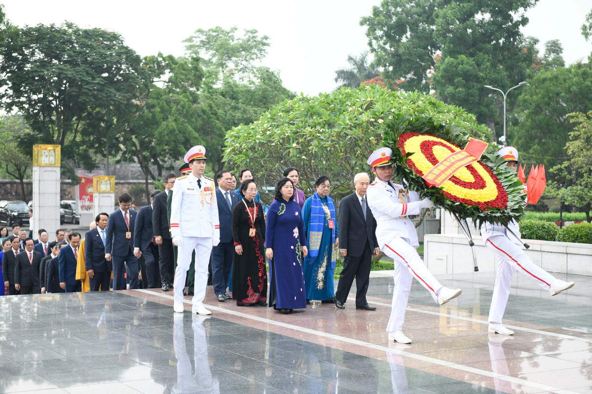 Chủ tịch Bùi Thị Minh Hoài và Đoàn đại biểu tham dự Đại hội đại biểu toàn quốc MTTQ Việt Nam lần thứ XI dâng hương tưởng niệm các Anh hùng liệt sỹ tại Đài tưởng niệm các Anh hùng Liệt sỹ Bắc Sơn.