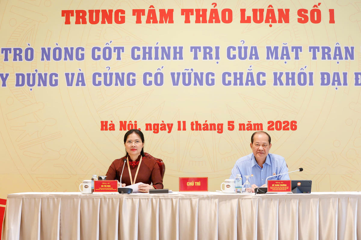 Ủy viên Trung ương Đảng, Phó Chủ tịch - Tổng Thư ký UBTƯ MTTQ Việt Nam khóa X Hà Thị Nga; Phó Chủ tịch UBTƯ MTTQ Việt Nam khóa X, Chủ tịch Hội Cựu Chiến binh Việt Nam Bế Xuân Trường chủ trì trung tâm thảo luận số 1. Ảnh: Quang Vinh.