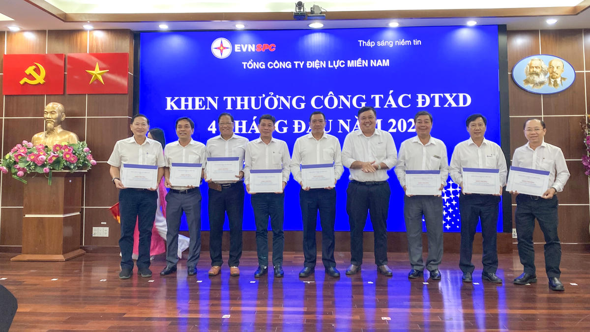 Phó Tổng giám đốc EVNSPC Đoàn Đức Hưng trao khen thưởng các Công ty Điện lực có thành tích trong công tác đầu tư xây dựng 4 tháng đầu năm 2026 (ảnh: Đức Tuân)