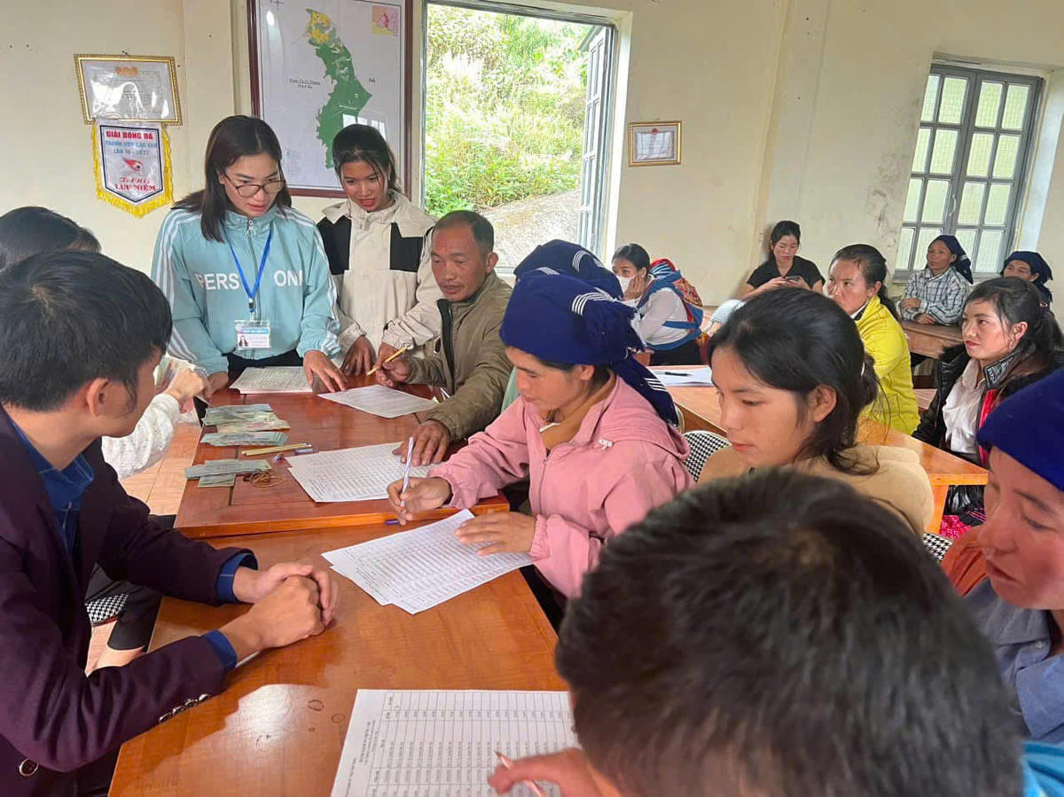 Bà Ly Giá Sơ giám sát việc hỗ trợ tiền điện cho hộ nghèo trên địa bàn