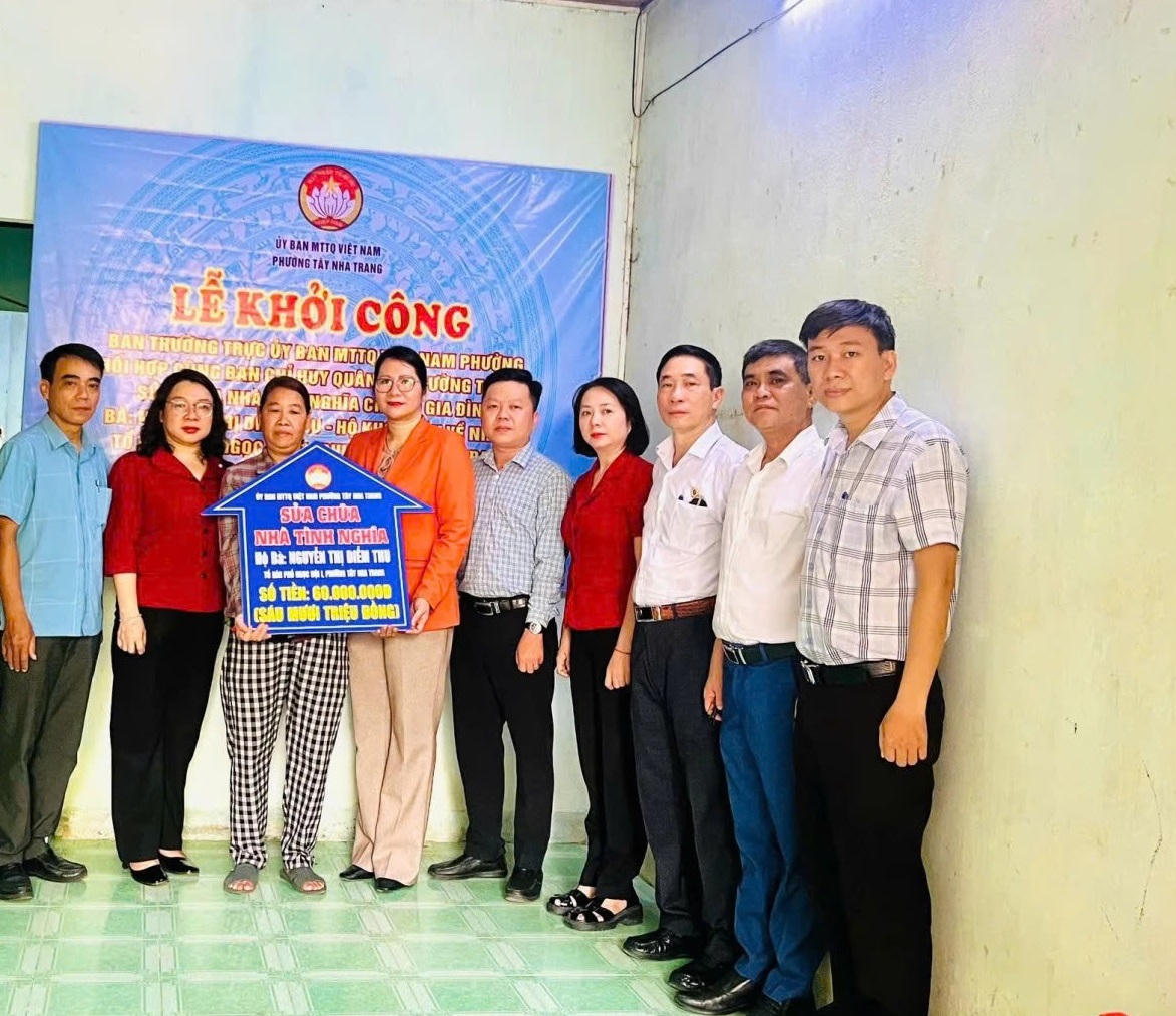 Ủy ban MTTQ Việt Nam phường Tây Nha Trang, trao bảng tượng trưng kinh phí sửa chữa nhà cho gia đình bà Nguyễn Thị Diễm Thu.