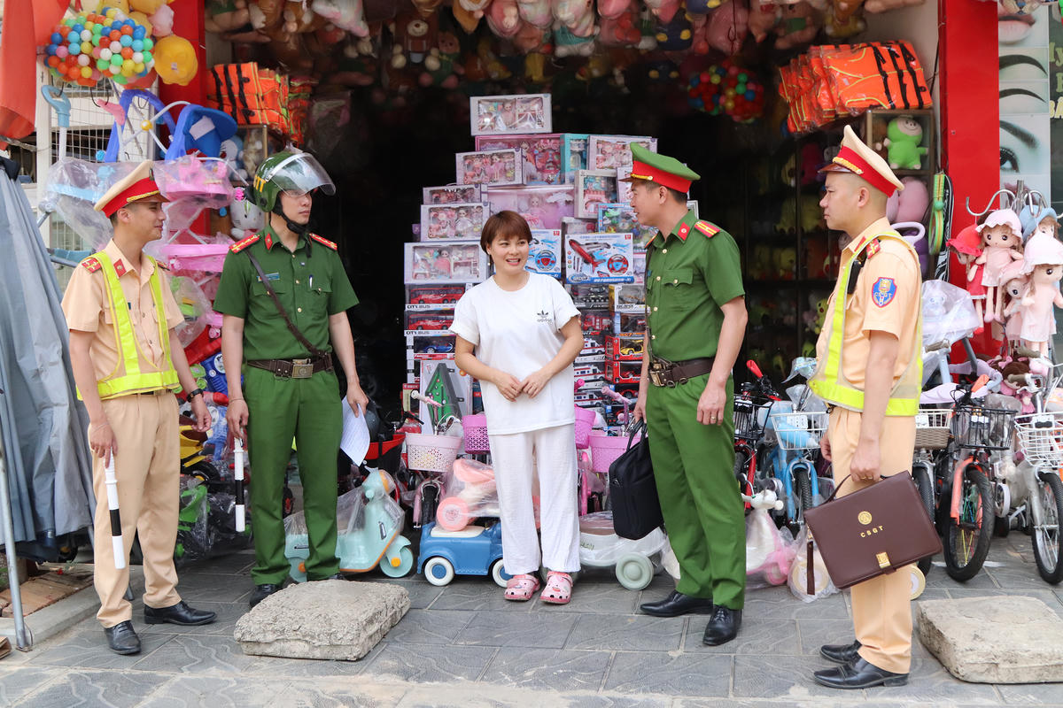Cùng với lực lượng Công an các xã, phường, Cảnh sát giao thông tỉnh Sơn La tăng cường việc giải tỏa hành lang an toàn giao thông.