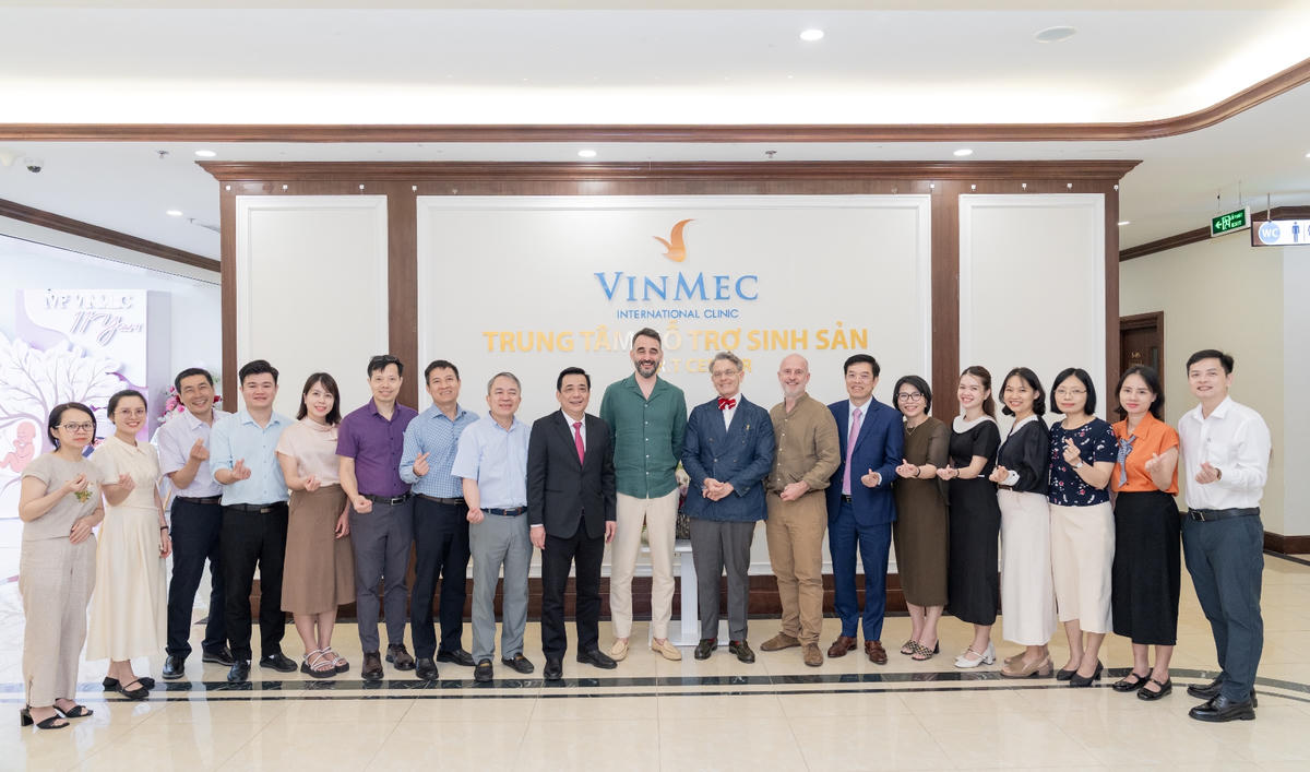 Chuyên gia quốc tế, ban lãnh đạo bệnh viện cùng các học viên tại buổi khai giảng.