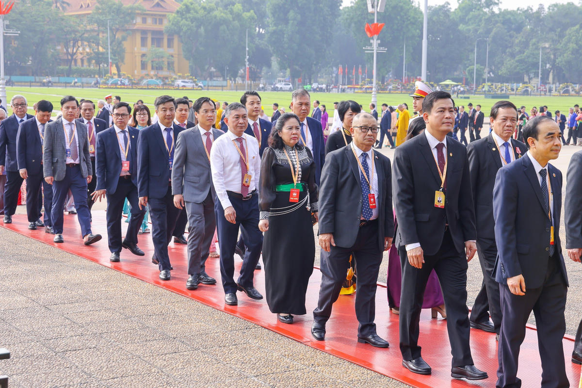 Đoàn đại biểu tham dự Đại hội MTTQ Việt Nam lần thứ XI vào Lăng viếng Chủ tịch Hồ Chí Minh