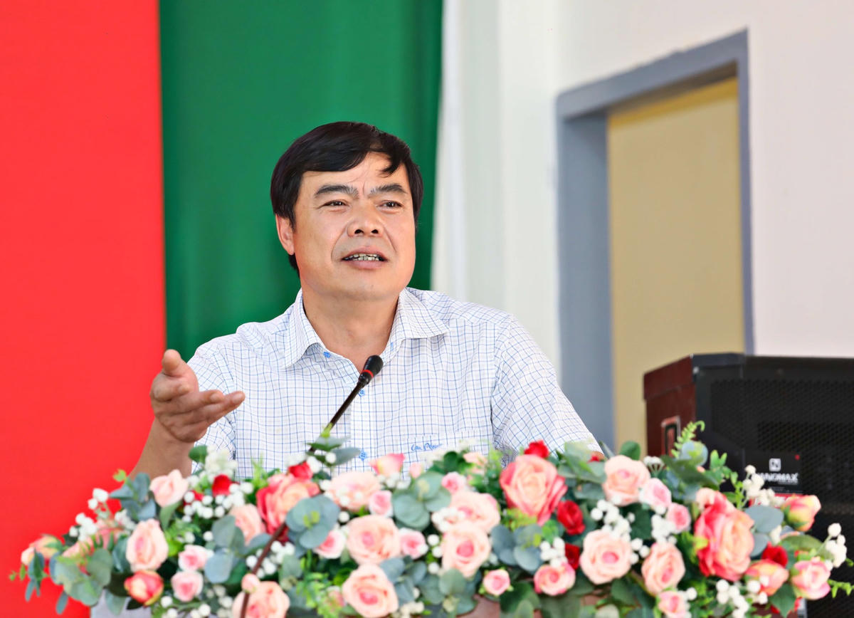 Ông Đặng Đức Hiệp, Phó Trưởng đoàn chuyên trách Đoàn ĐBQH tỉnh Lâm Đồng, phát biểu tiếp thu, giải trình các ý kiến tại buổi tiếp xúc cử tri.