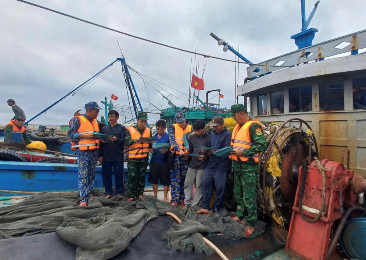 Cán bộ, chiến sĩ Đồn Biên phòng Tràng Cát (TP Hải Phòng) xuống từng phương tiện để tuyên truyền, vận động ngư dân tham gia bầu cử. Ảnh: BP.&nbsp;