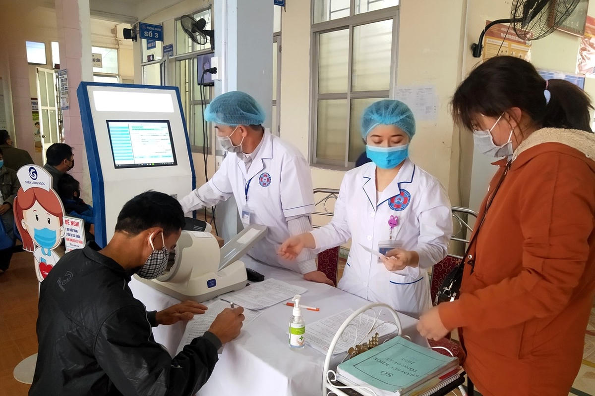 Nhân viên y tế hỗ trợ người dân làm thủ tục khám chữa bệnh tại cơ sở y tế tuyến cơ sở trên địa bàn Lạng Sơn.